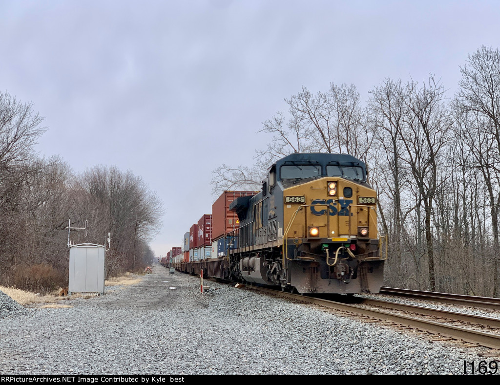 CSX 563 on I169